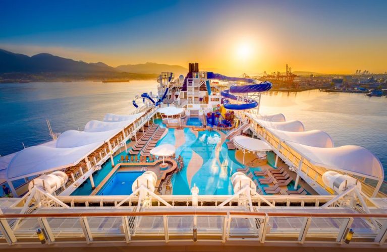 norwegian cruise line pool deck